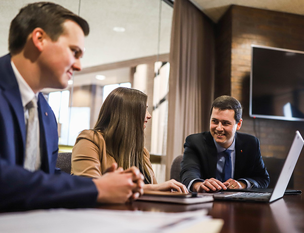 Imagen de empleados de First Financial en una sala de juntas