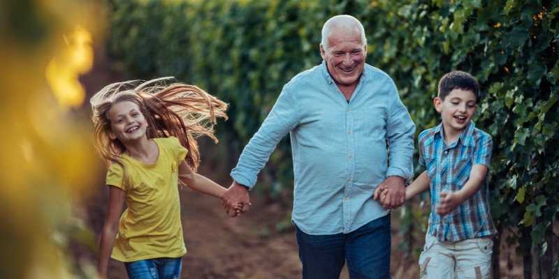 Foto del abuelo en un sendero con sus nietos