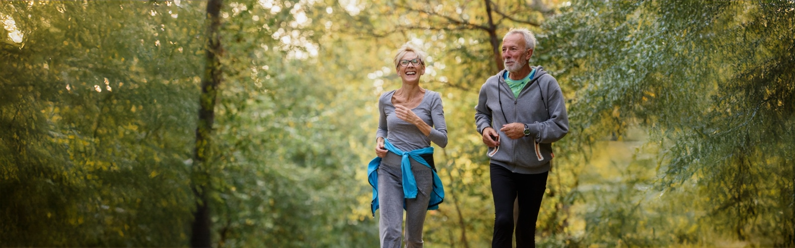 Foto de una pareja mayor caminando por un sendero