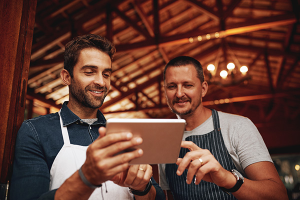Dos hombres de negocios mirando una tableta