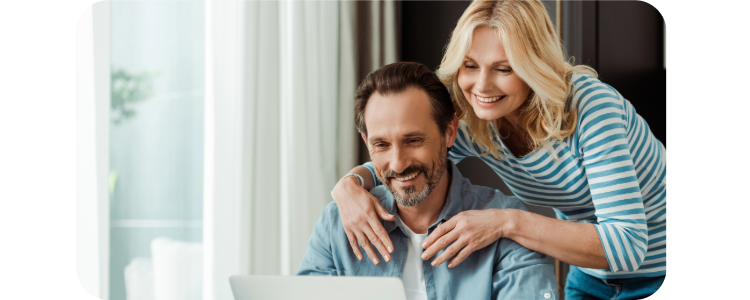 Foto de pareja de mediana edad planificando su futuro