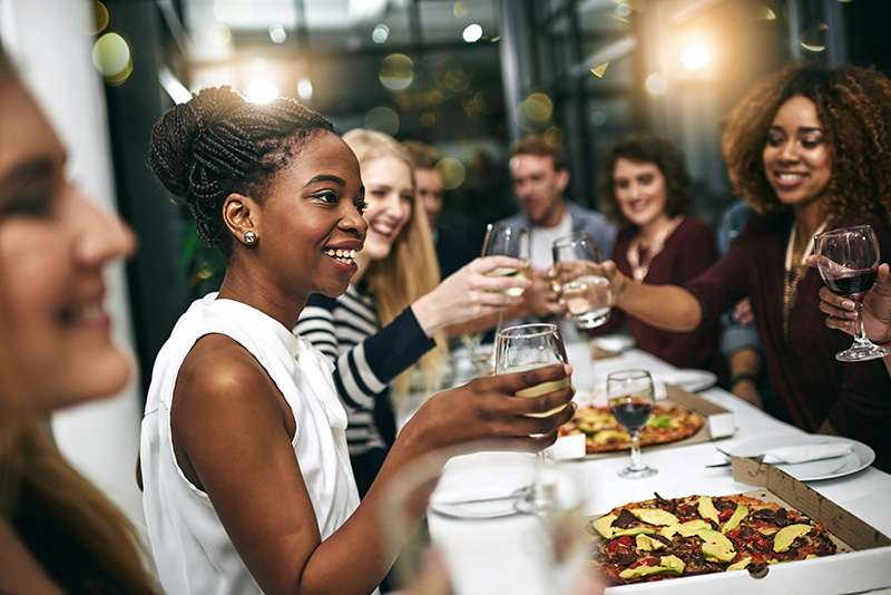 Amigos cenando y sonriendo