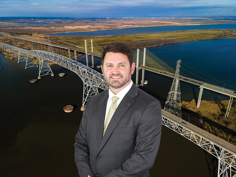 Blaine Callier frente al puente de Port Arthur