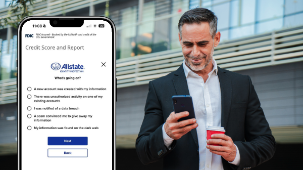 Imagen de las Preguntas de Protección de Identidad Allstate® y hombre mirando su teléfono