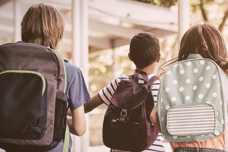Foto de niños regresando a clases