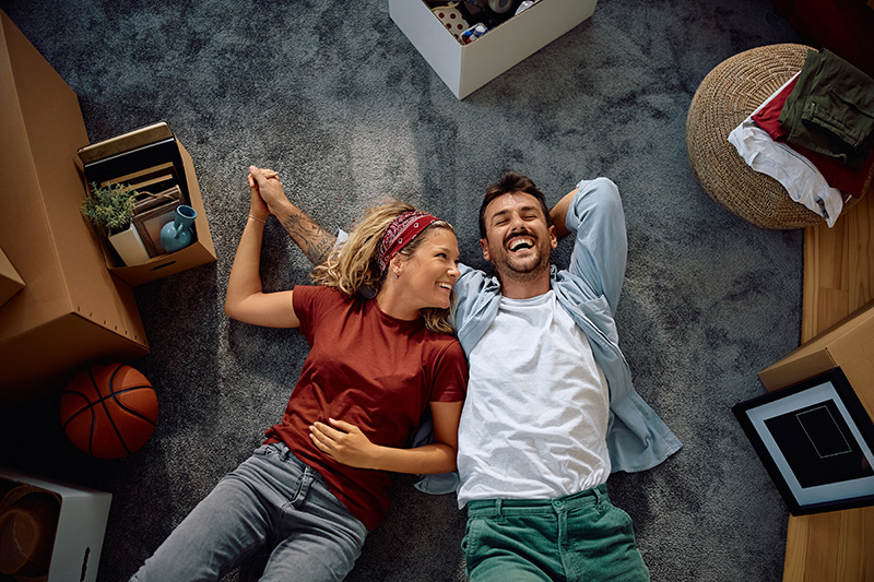 Imagen de una pareja joven en el piso de su nuevo hogar