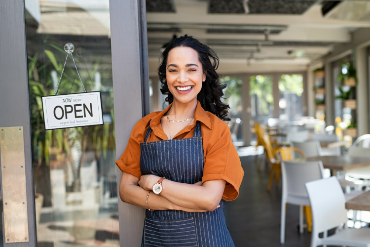 Foto de una mujer empresaria abriendo un restaurante