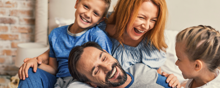 Foto de una familia riendo juntos