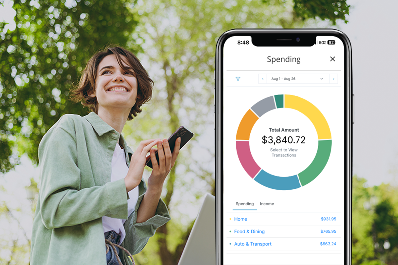 Mujer afuera sonriendo mientras usa su teléfono. También se ve una captura de pantalla de la app de First Financial Bank