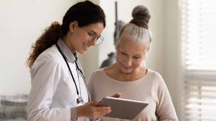 Foto de un doctor revisando opciones con un paciente